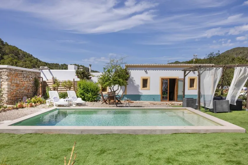 Typical Countryside House with Pool Near the Beach - Image 1
