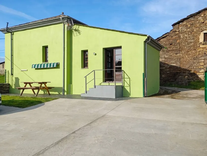 Holiday home with garden, barbeque & terrace | Mountain view - Image 1