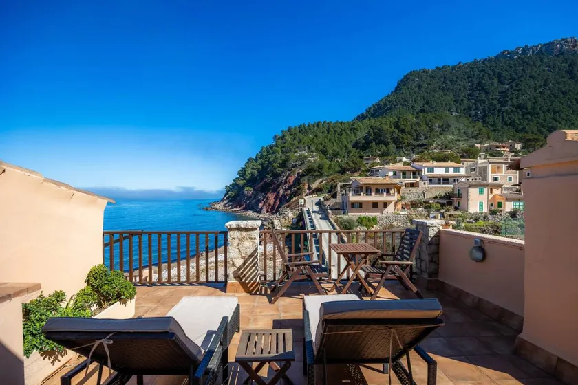 Cozy Cottage with Extraordinary Location Near the Sea - Image 1