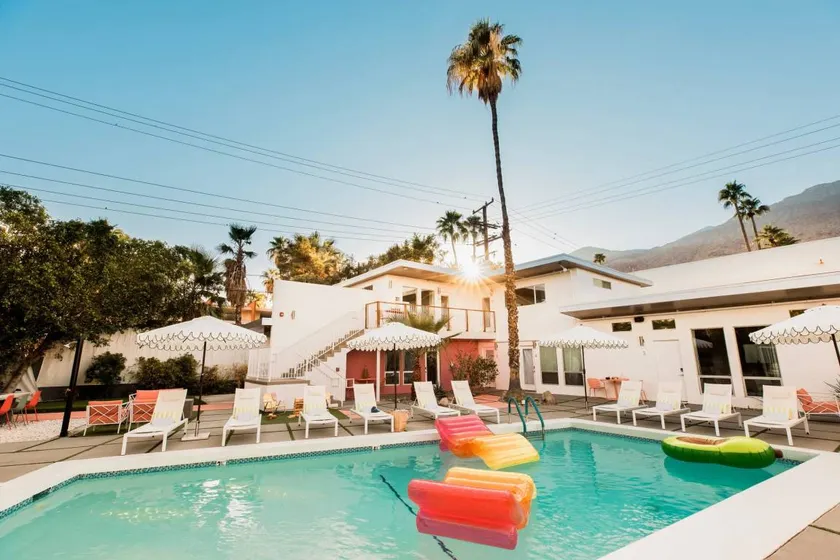 The Wesley by AvantStay | Communal Pool + Jacuzzi + Poolside Grill | Mountain Views | Walk to Dining + Spas | Joshua Tree Nearby - Image 1