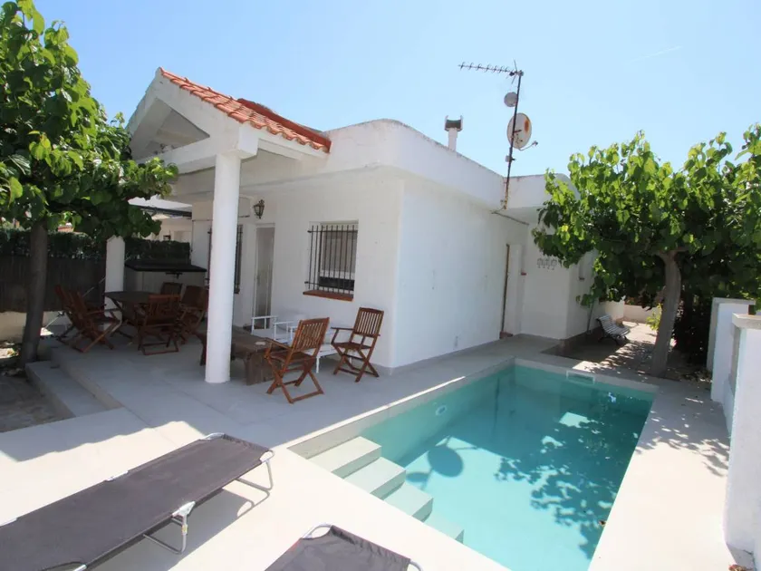 Family-Friendly Home Near Beach, Optional A/C, Free Wi-Fi - Image 1