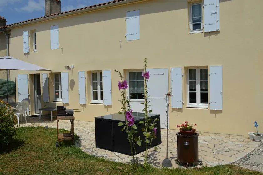 Fully equipped spacious holiday home with barbeque & garden | Lake view | Pets are welcome - Image 1