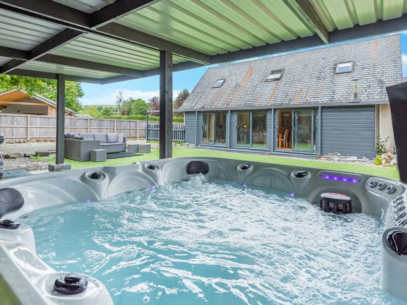 Family-friendly cottage with barbeque, jacuzzi & garden | Pet-friendly - Image 1