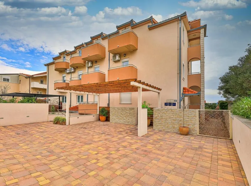 Villa in Kaštel Stari for 9 people with 5 rooms Ref. 662908 - Image 1
