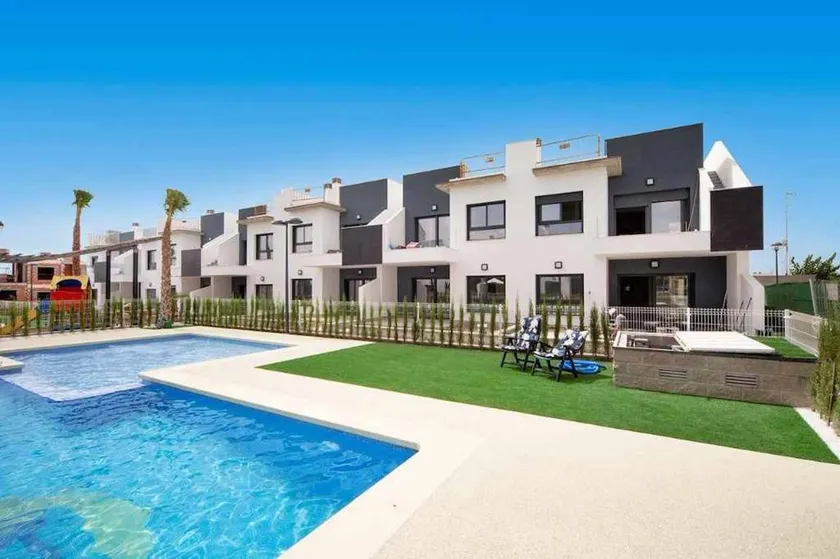 Merveilleux appartement de vacances entièrement équipé avec terrasse, jardin et piscine - Image 1
