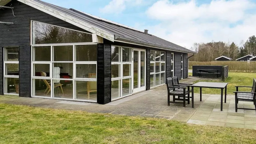 Ferienhaus mit Sauna, Pool und Terrasse - Image 1