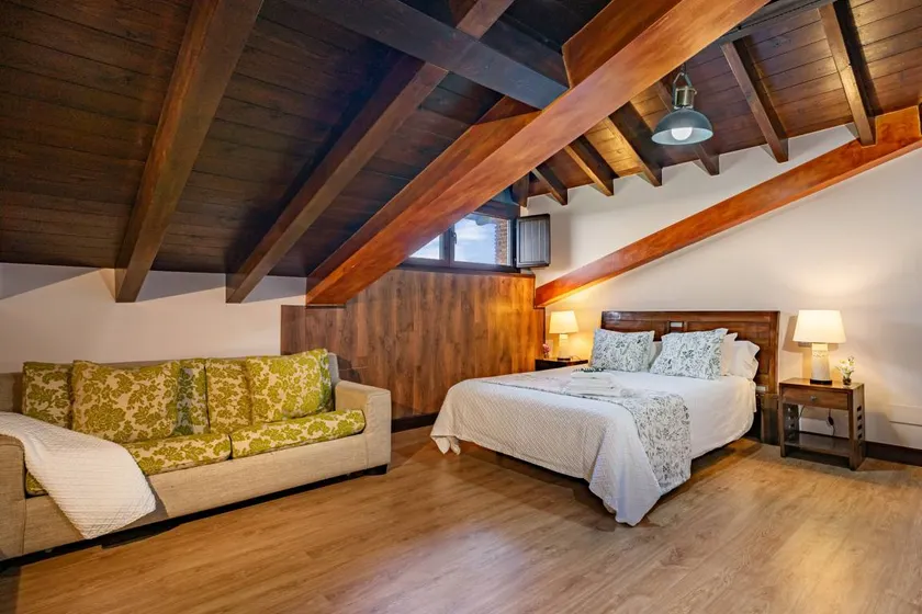 Wonderful private room with terrace, garden & jacuzzi | Garden view - Image 1