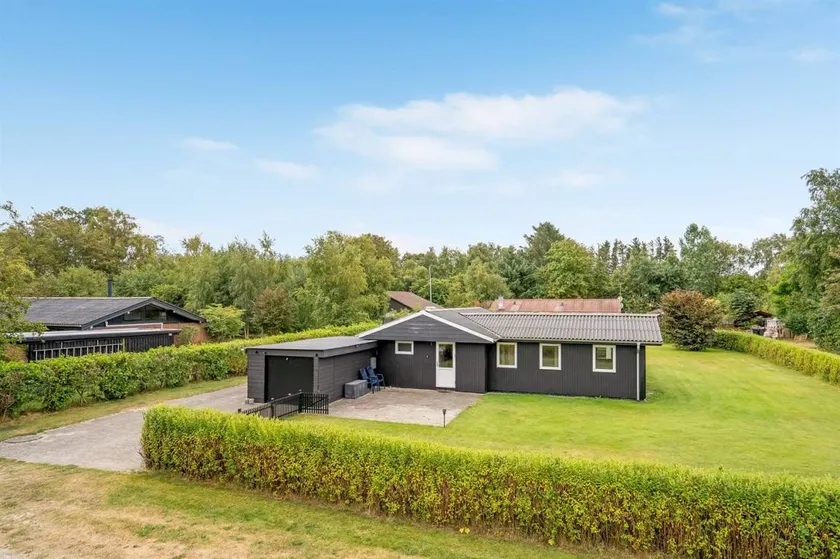 Fully equipped holiday home with garden, terrace & barbecue | Dogs allowed - Image 1