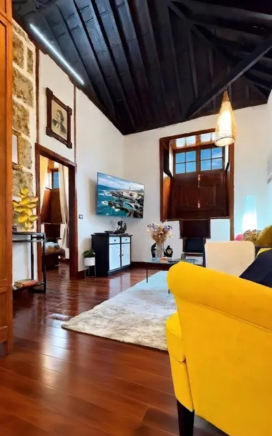 Holiday Home \"Casa Tradicional Canaria - I\" near the Sea with Mountain Views and Wi-Fi - Image 1
