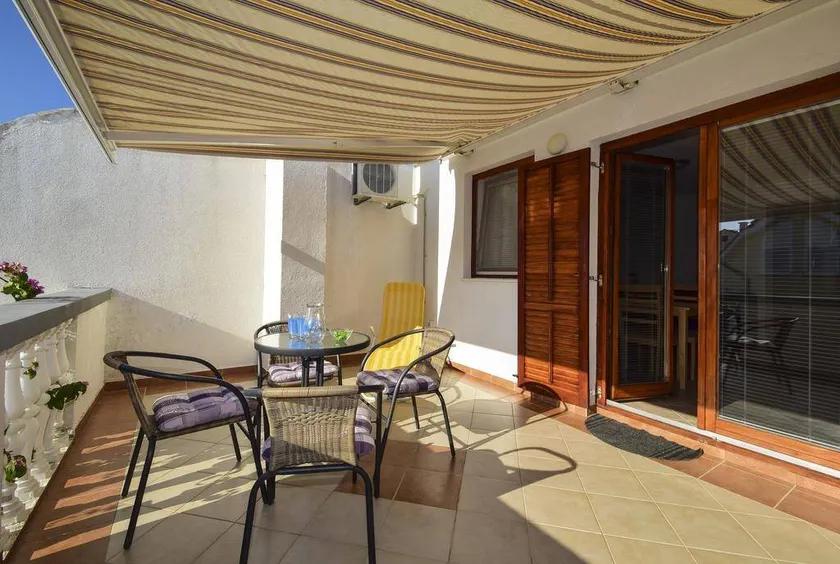 Holiday apartment with BBQ & terrace - Image 1