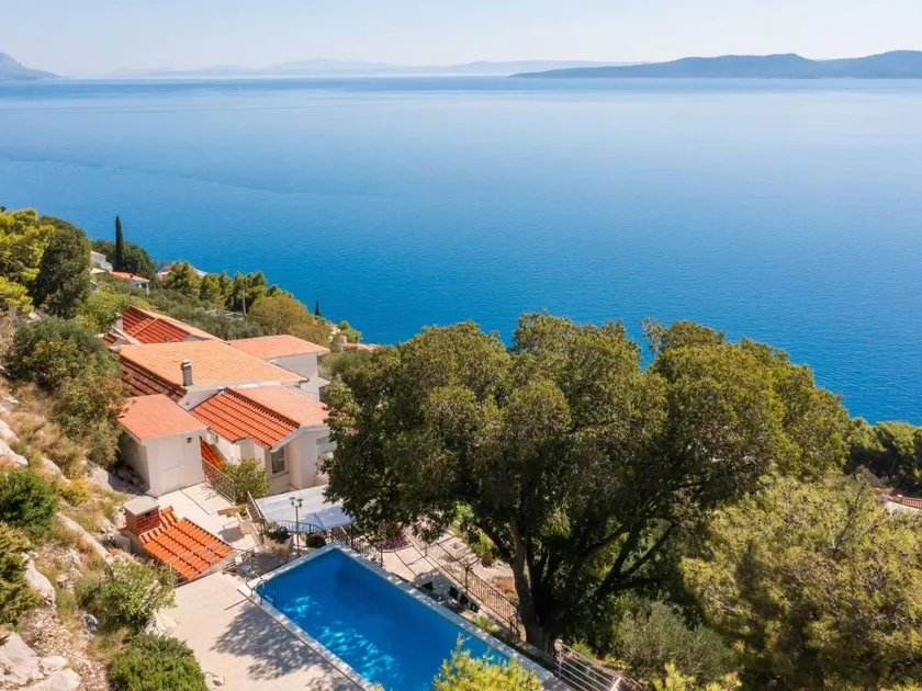 House with barbeque, private pool & garden - Image 1