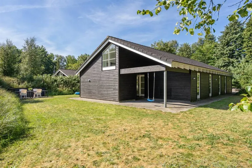 Children-friendly holiday home with BBQ, terrace & garden - Image 1