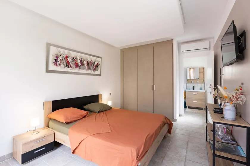 Charming dedicated room with garden, pool & hot tub | Mountain view - Image 1