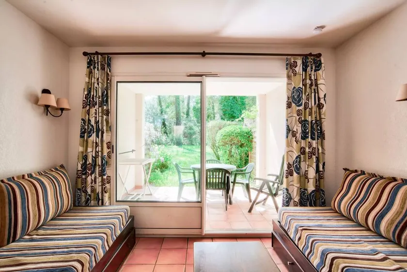 Apartment with pool - Image 1