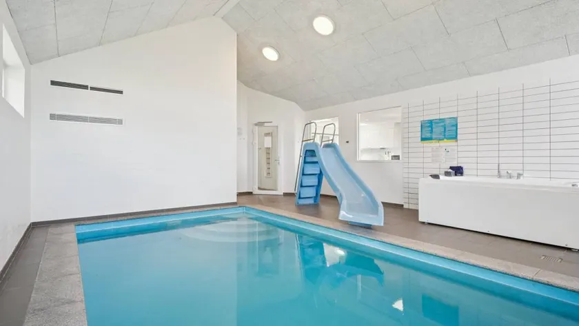 House with terrace, garden & hot tub - Image 1
