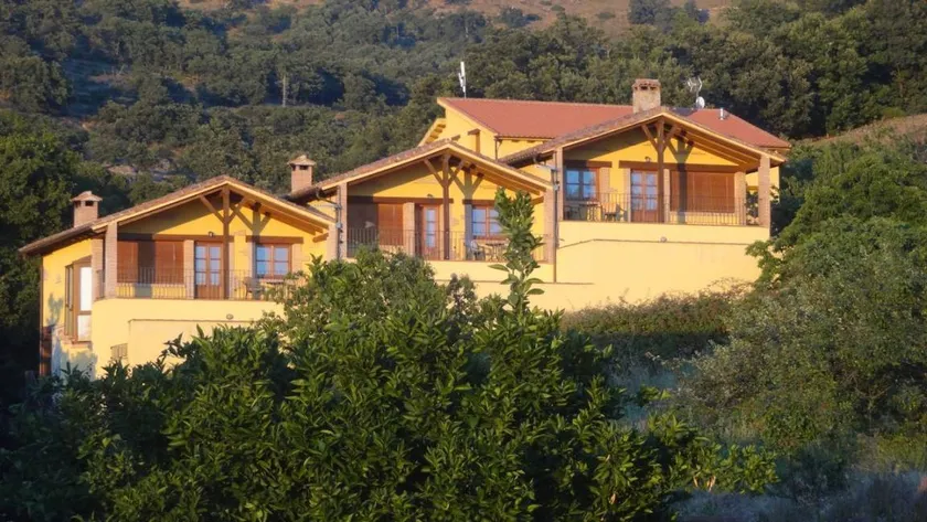 Holiday home with garden, pool & barbeque - Image 1
