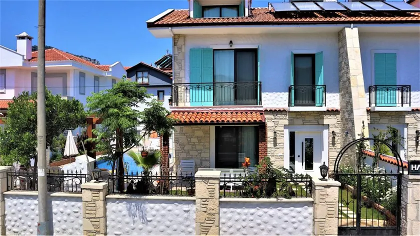 Holiday home with garden, private pool & barbeque - Image 1