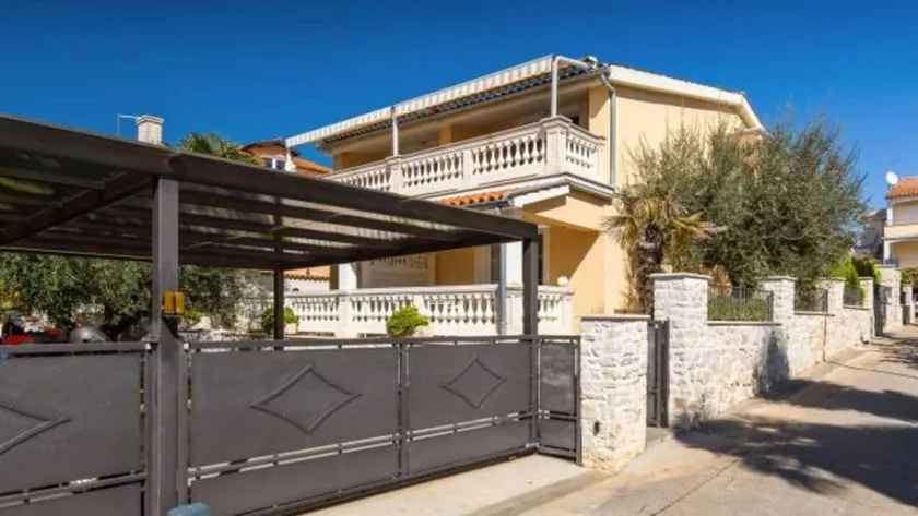 Flat with terrace - Image 1