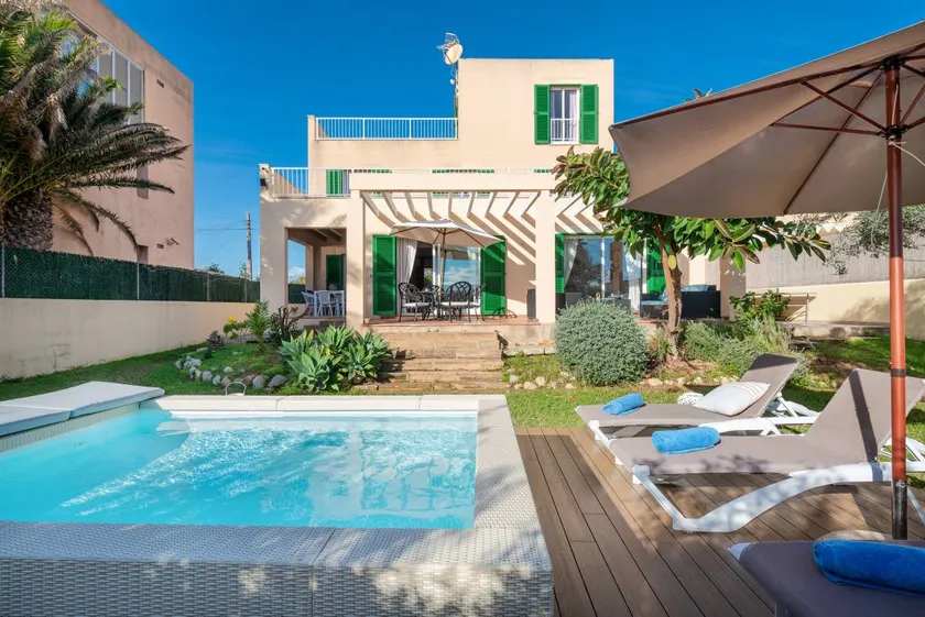 Chalet with barbeque, garden & private pool - Image 1