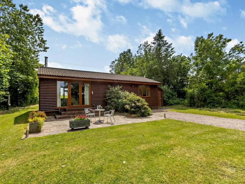 Fully equipped pleasant lodge with garden | Water view - Image 1