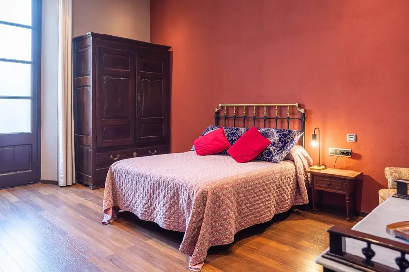 Chambre chez l'habitant avec terrasse, piscine et internet haut débit | Vue ville | Idéale pour le télétravail - Image 1