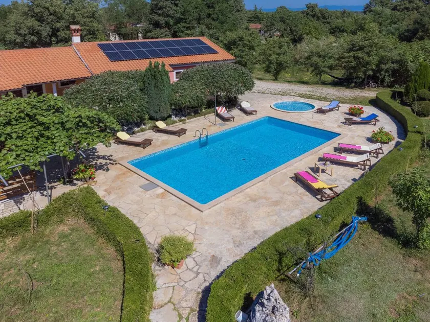 House with terrace, garden & barbeque - Image 1