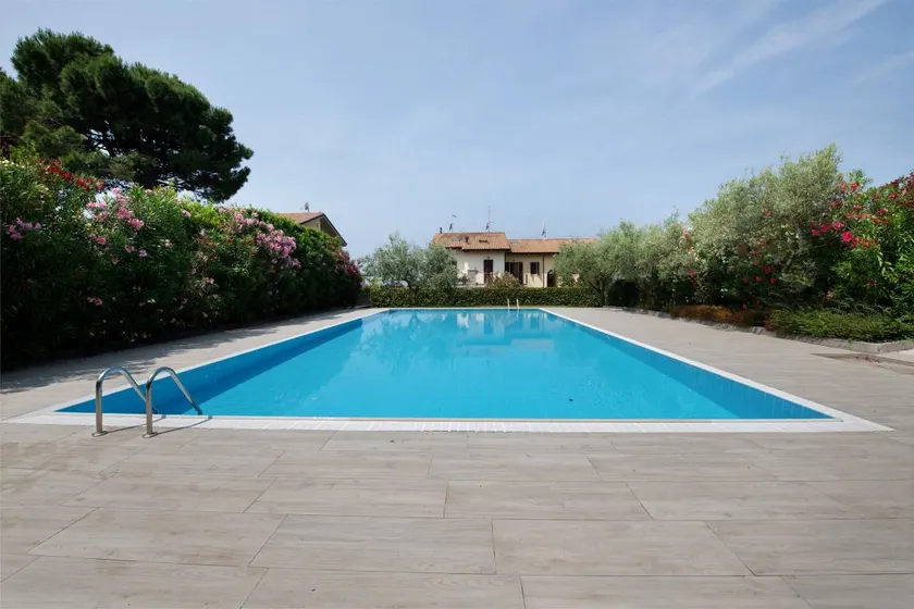 Appartement de vacances entièrement équipé avec jardin, piscine et terrasse | Vue jardin - Image 1