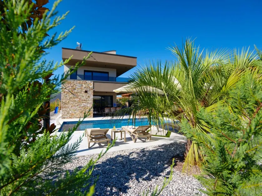 Fully equipped nice holiday home with garden, terrace & private pool - Image 1