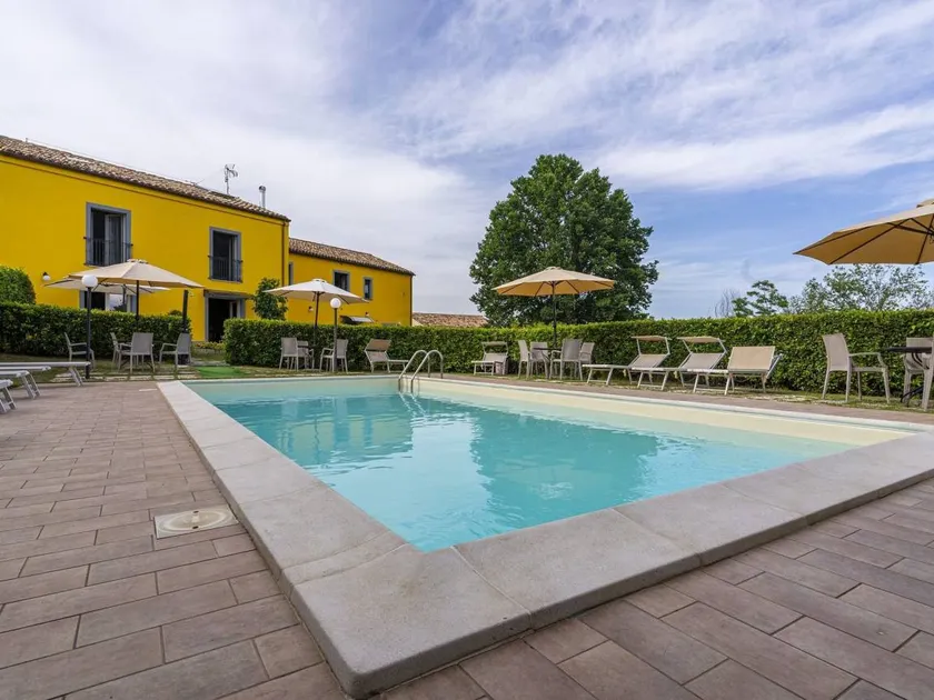 Holiday apartment with garden, barbeque & pool - Image 1