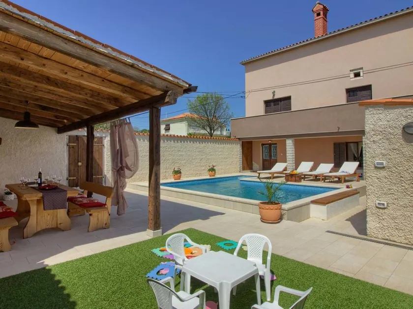 Holiday home with terrace, barbeque & garden - Image 1