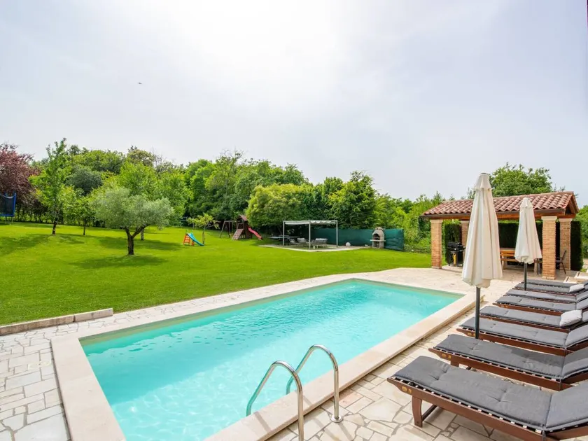 Villa with barbecue, garden & pool - Image 1