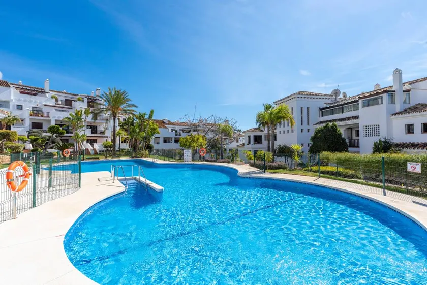 Appartement avec piscine, terrasse et jardin - Image 1