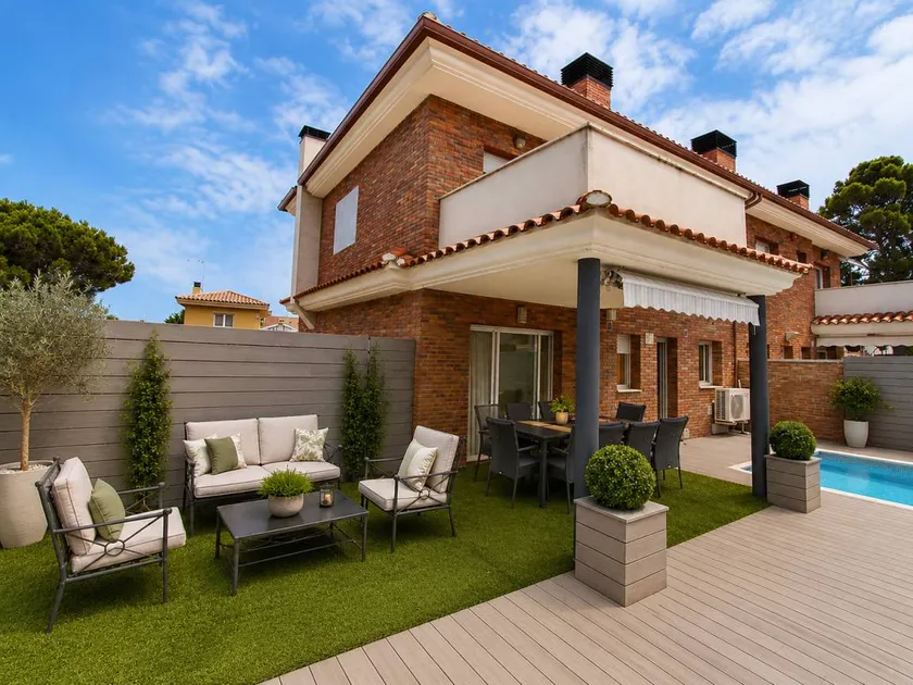 Fully equipped ample house with private pool, garden & terrace - Image 1