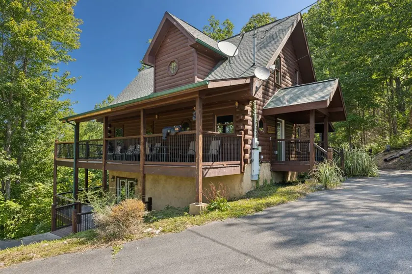 Holiday home with pool, jacuzzi & barbeque | Mountain view - Image 1