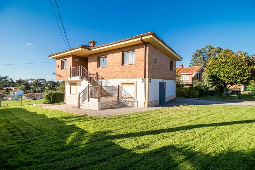 Holiday home with fast internet, garden & terrace | Sea view - Image 1