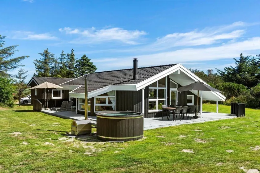 Holiday home with sauna, hot tub & barbecue - Image 1