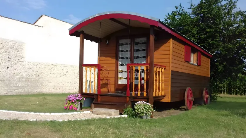 Bed and Breakfast 'Roulotte Esméralda' with Balcony, Wi-Fi and Air Conditioning - Image 1