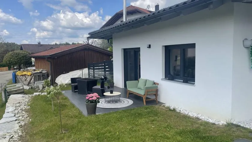 Holiday home with garden, hot tub & barbeque - Image 1