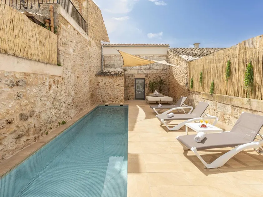 Fully equipped lovely holiday apartment with terrace, BBQ & private pool - Image 1