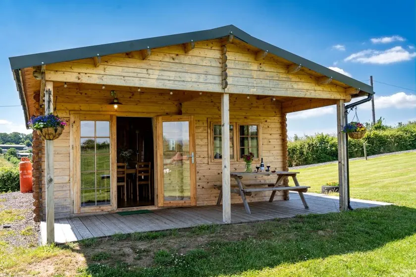 Cosy Cabin Rental Ideal for Glamping in England - Image 1