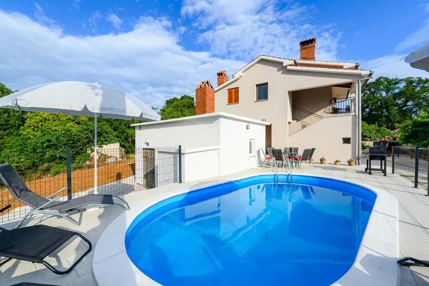 Fantástico apartamento vacacional con terraza, piscina privada y barbacoa | Vistas al jardín | Admite perro - Image 1