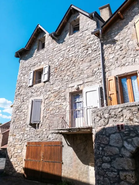 House | Mountain view - Image 1