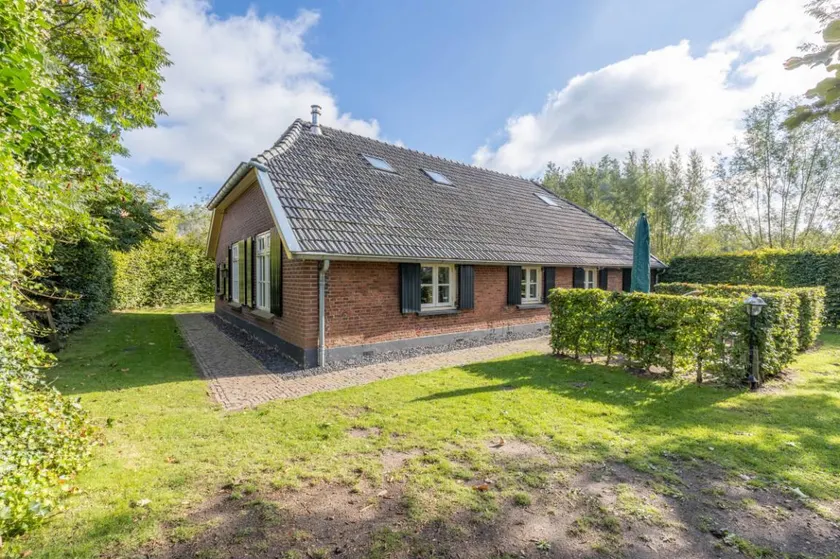 Child-friendly house with barbeque, terrace & garden - Image 1