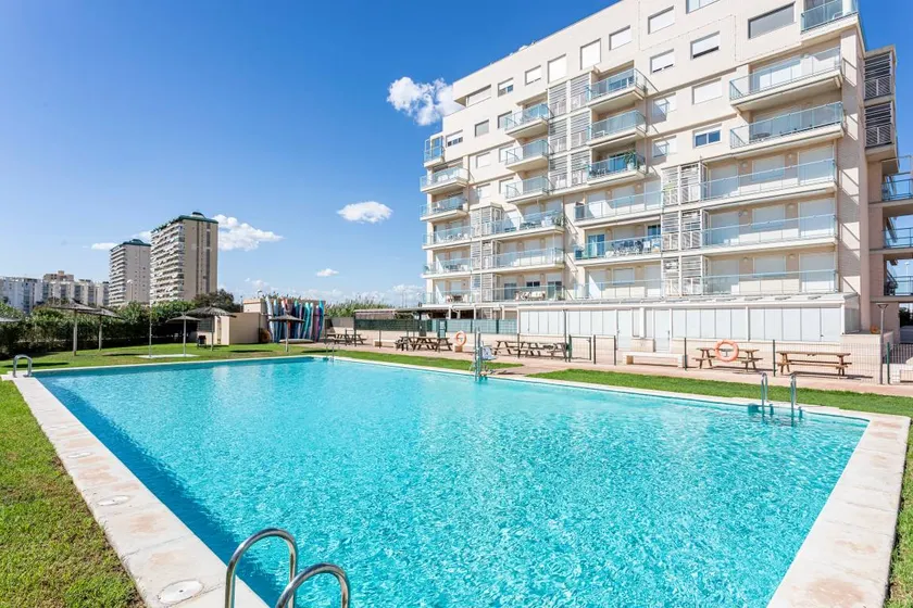 Charmant appartement entièrement équipé avec terrasse et piscine | Vue mer | À côté de la plage - Image 1