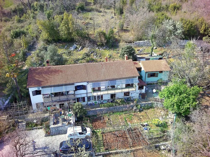 Apartment with terrace & garden - Image 1