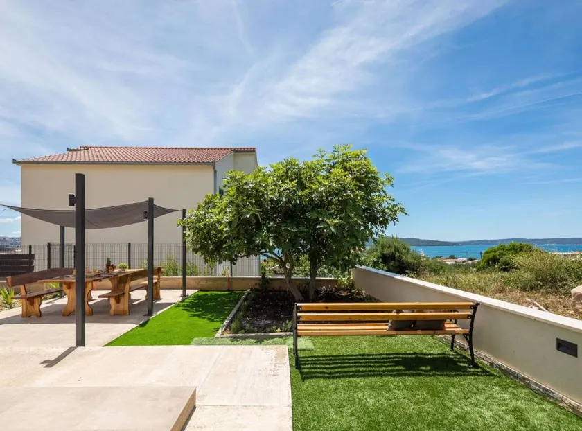 Holiday apartment with terrace & garden - Image 1