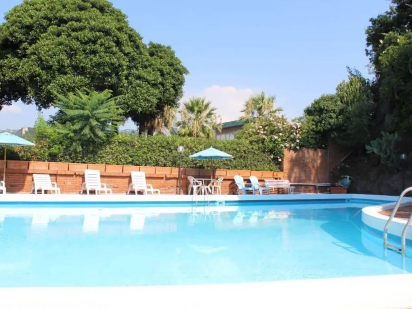 Maison avec jardin, piscine et terrasse - Image 1