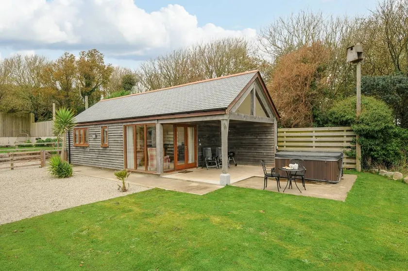 Family-oriented nice cottage with hot tub, garden & barbecue | Beach view | Dogs allowed - Image 1