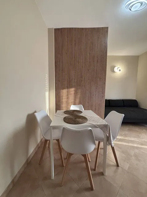Appartamento Confortevole con Vista sulla Città e Balcone - Image 1