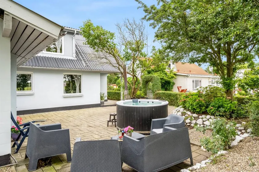 Holiday home with terrace, BBQ & jacuzzi - Image 1